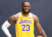 虎扑体育-詹姆斯在DWG比赛中高光表现，回归赛场引发热议！的简单介绍